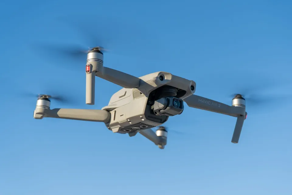 Drone quadrirotor en vol